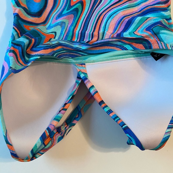 La Blanca Printed
Crystal Cove‎ Goddess
Halter Tankini Top - Picture 6 of 6